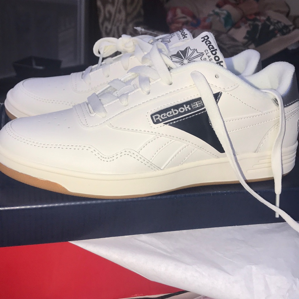 New W Tickets Reebok White Leather Sneakers New W Tickets Reebok White Leather Sneakers